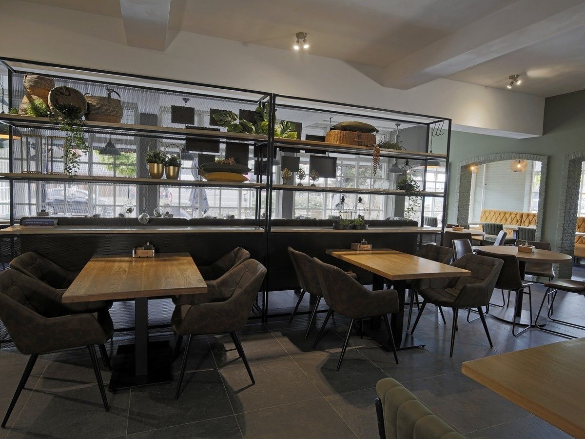 breakfast, lunch and dinner served