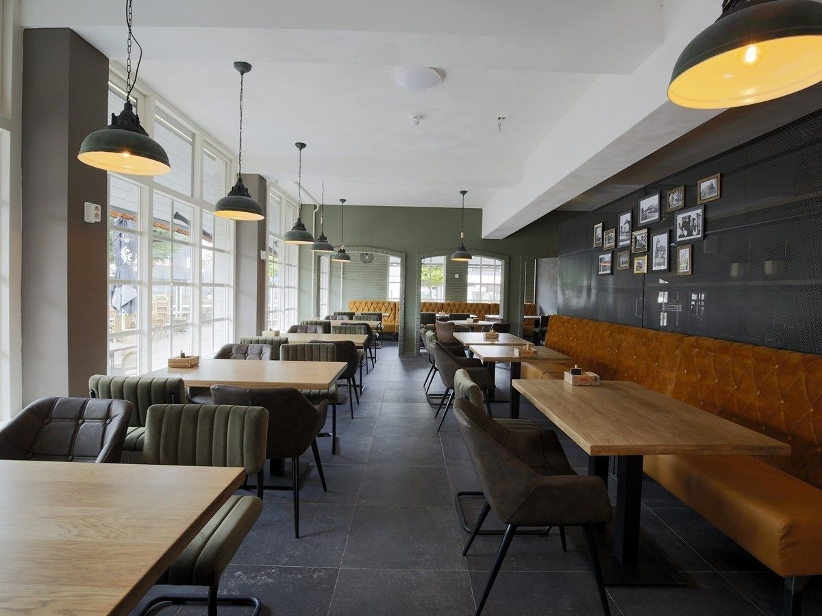 breakfast, lunch and dinner served