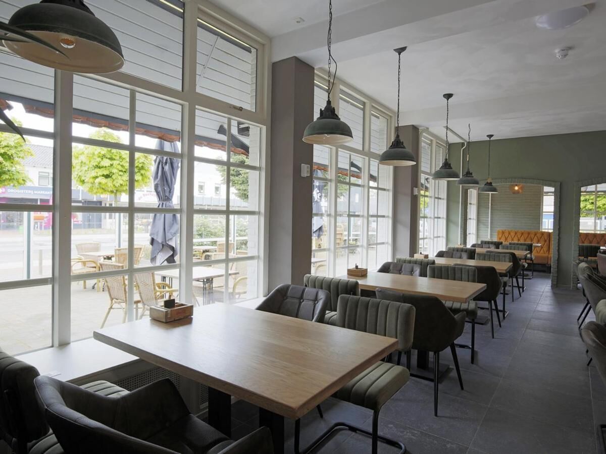 breakfast, lunch and dinner served