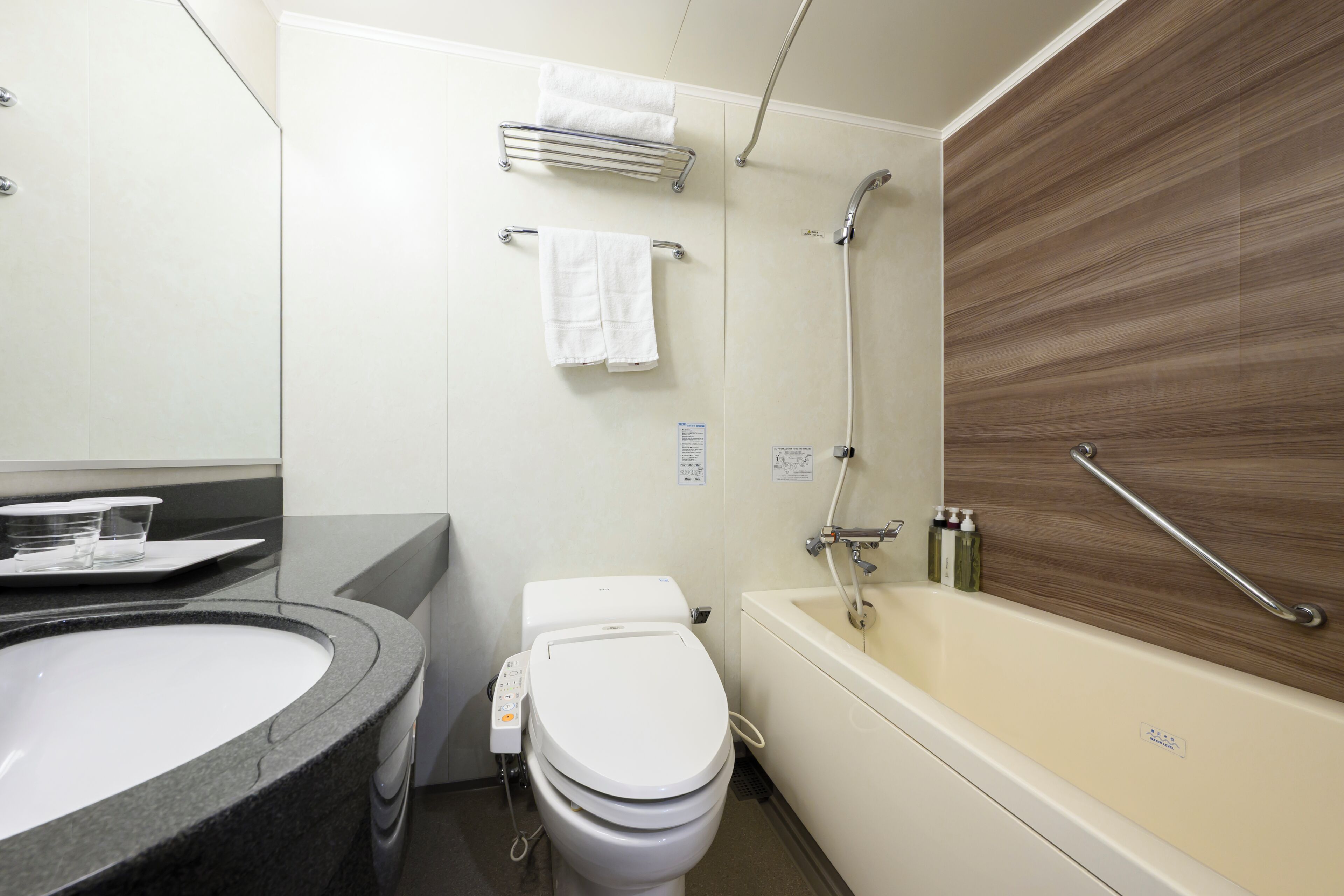 Un baño con lavabo, inodoro y bañera.