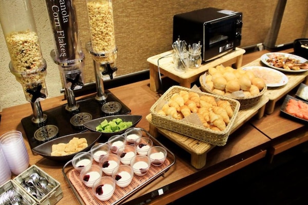 Bữa sáng buffet hàng ngày (1600 JPY/mỗi người)