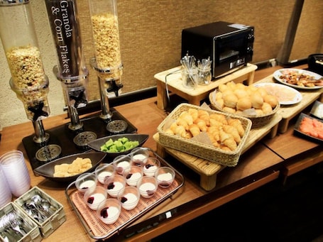 Daily buffet breakfast (JPY 1600 per person)