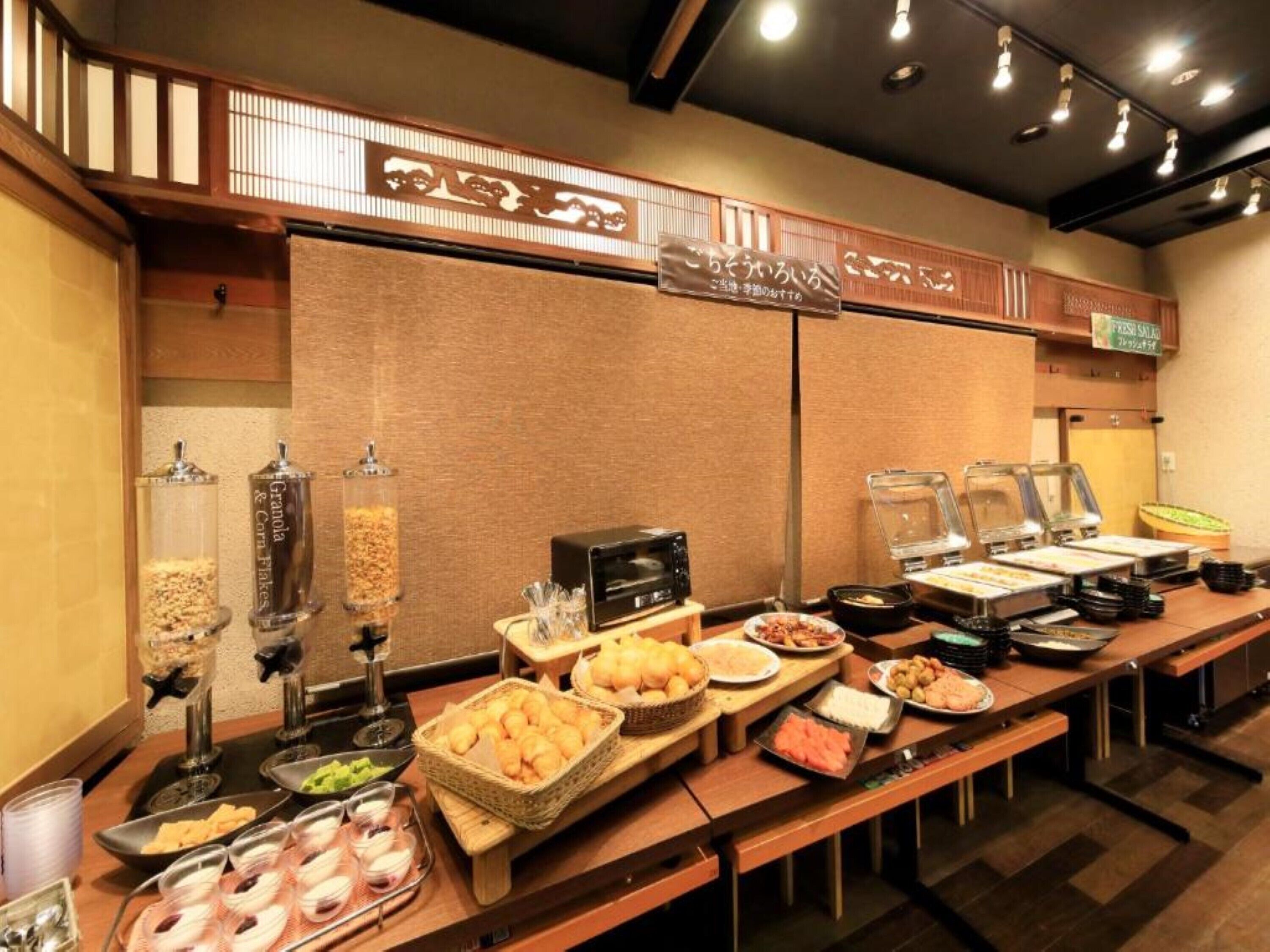 daily buffet breakfast (jpy 1600 per person)