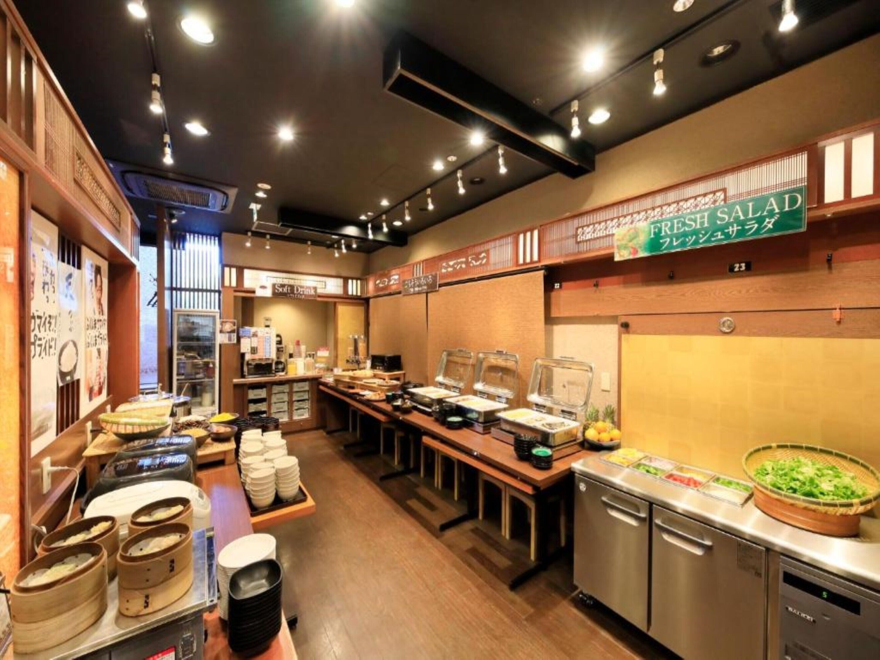 Petit déjeuner buffet (1600 JPY par personne)