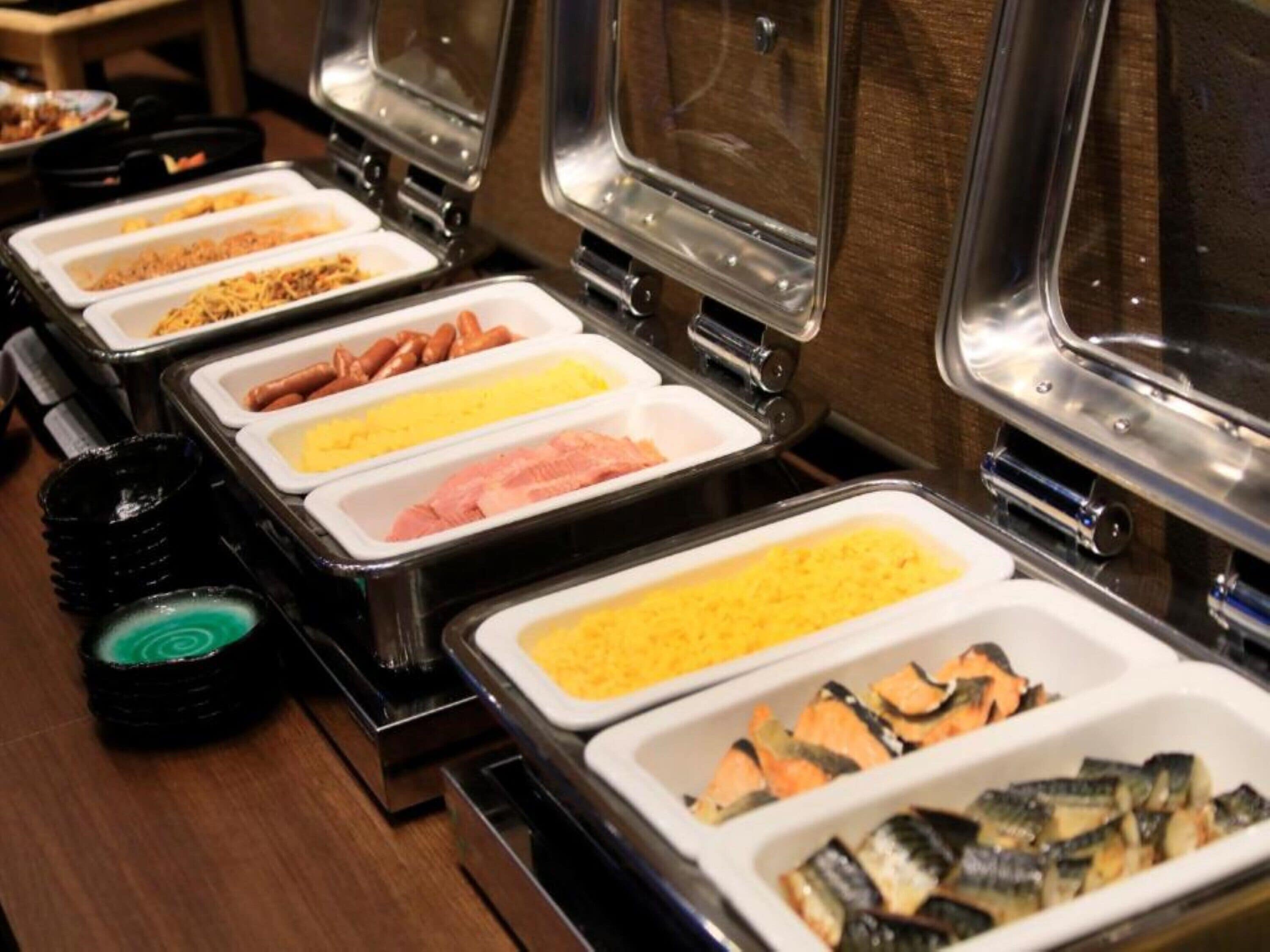 daily buffet breakfast (jpy 1600 per person)