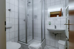 Twin Room | Bathroom
