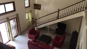 Vila | Area keluarga | Televisi layar datar 32-inci dengan saluran TV satelit dan TV LCD