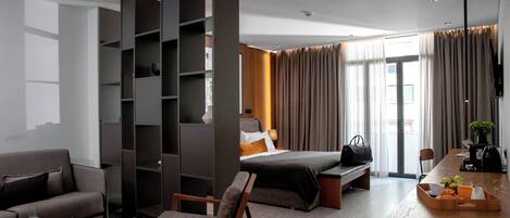 Executive suite | Luxe beddengoed, pillowtop-bedden, een minibar, een kluis op de kamer