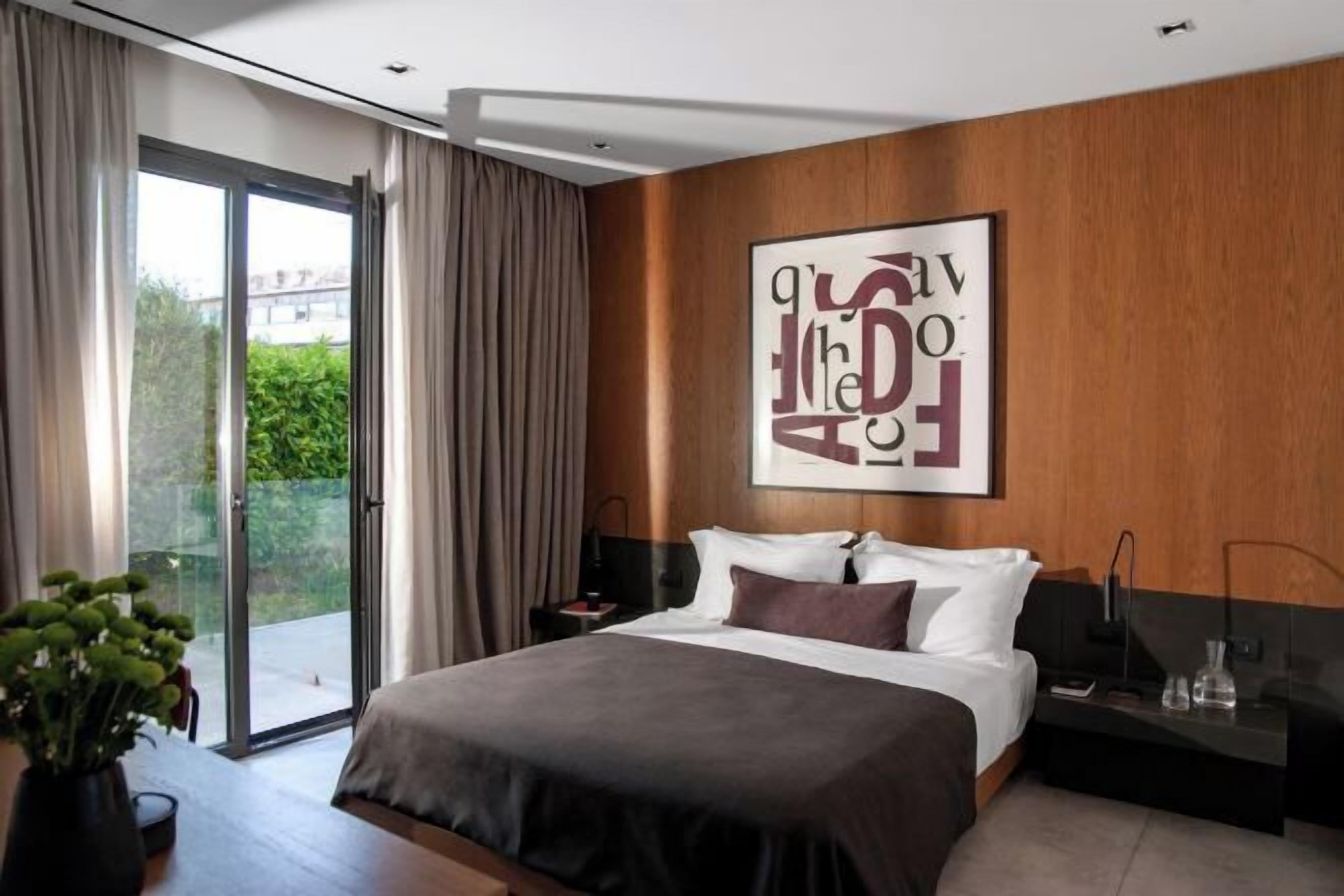 Premium bedding, pillow-top beds, minibar, in-room safe