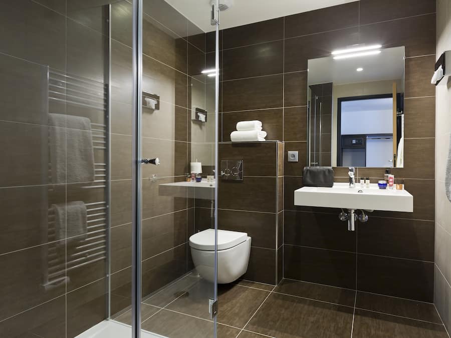 Shower, hydromassage showerhead, free toiletries, hair dryer