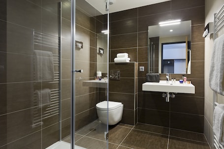 Shower, hydromassage showerhead, free toiletries, hair dryer. Simon's Boutique Hotel