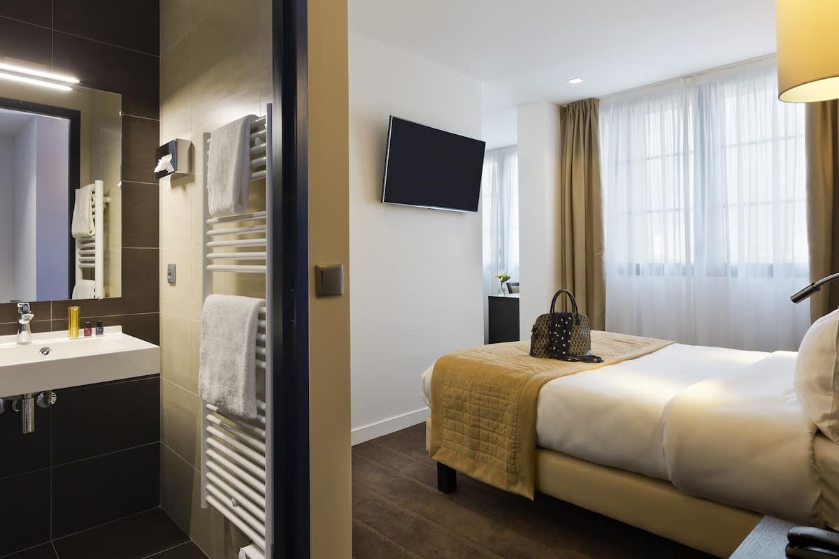 Comfort driepersoonskamer | Luxe beddengoed, bedden met traagschuimmatras, een kluis op de kamer