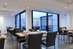 Petit déjeuner buffet (16 EUR par personne)