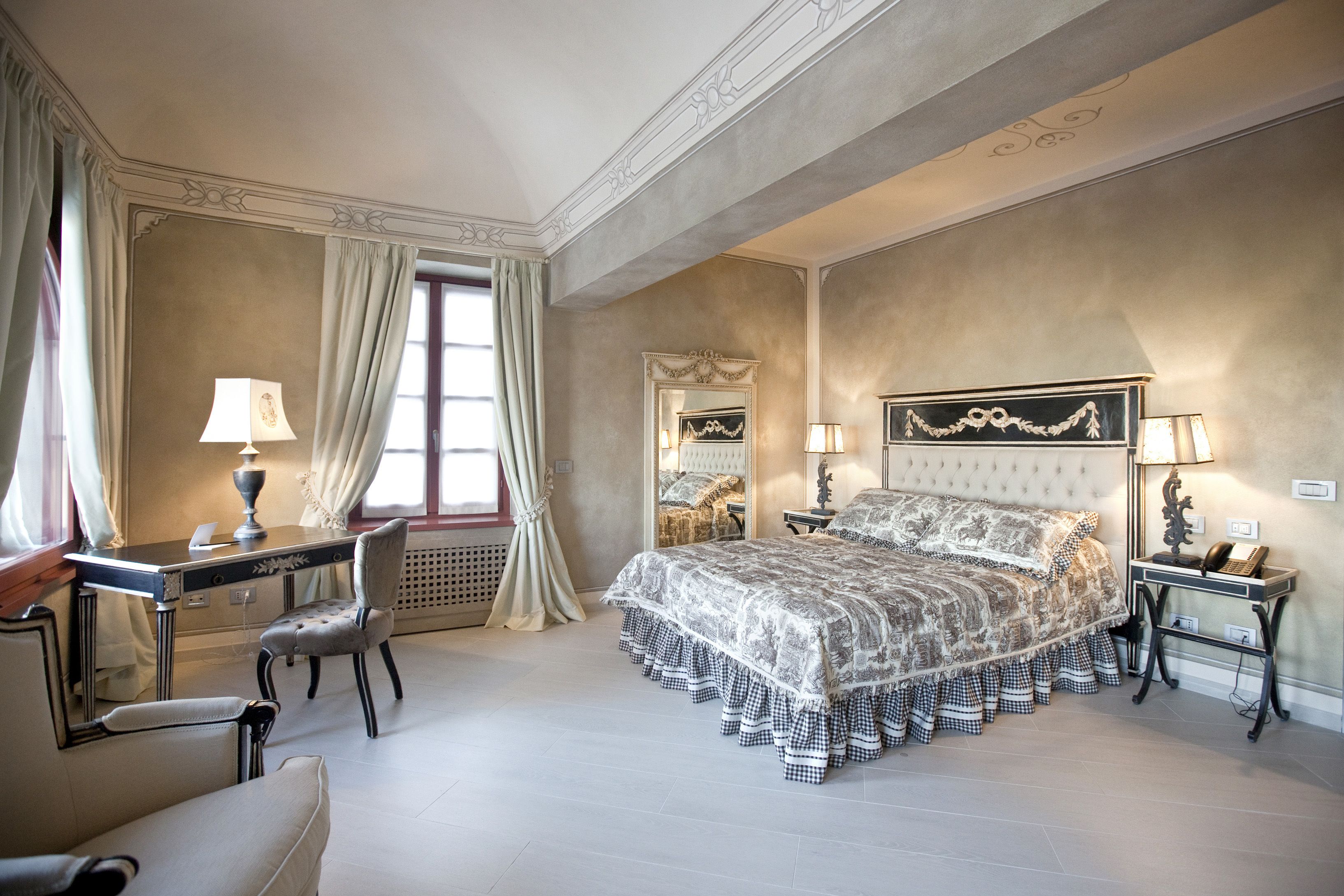 Minibar, pengeskab på værelset, skrivebord, lydisolering