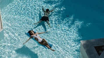 4 piscinas techadas, una piscina al aire libre