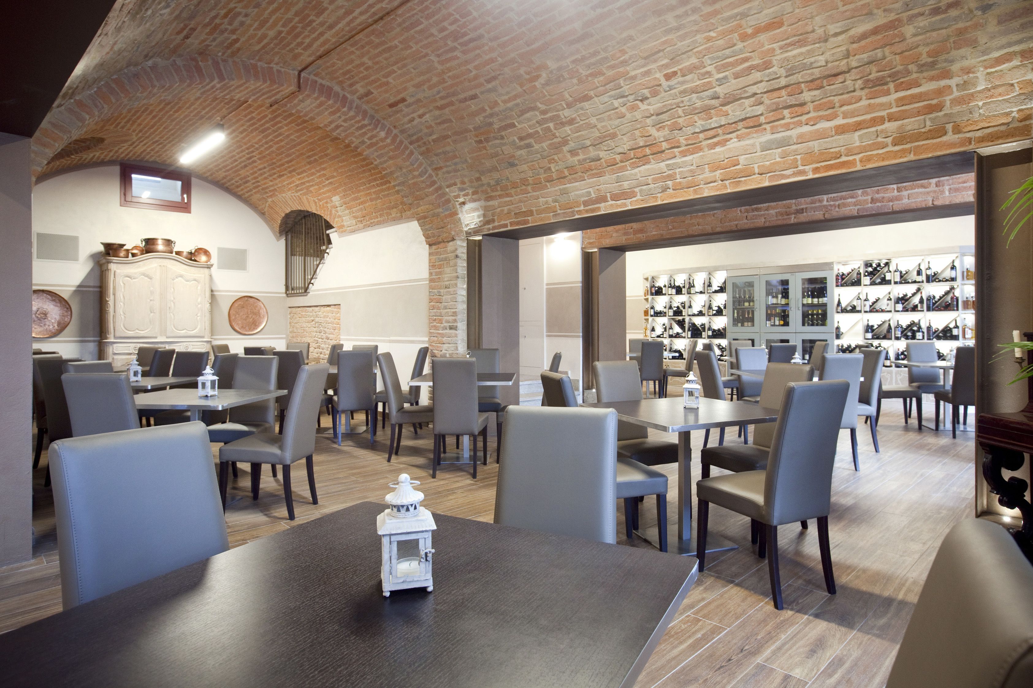 3 restaurants, lunch, dinner served; italian cuisine