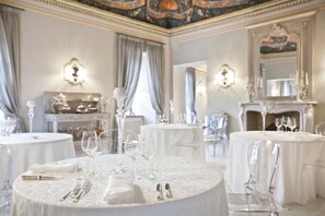 3 restaurantes, se sirven comidas, cenas y cocina italiana