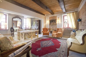 Lobby sitting area - Relais Villa Prato (Mombaruzzo)