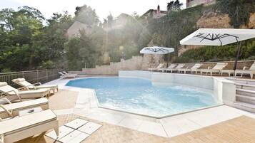 4 piscines couvertes, piscine extérieure, chaises longues