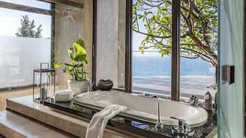 Suite (Solar) | Bathroom | Separate tub and shower, free toiletries, hair dryer, bathrobes