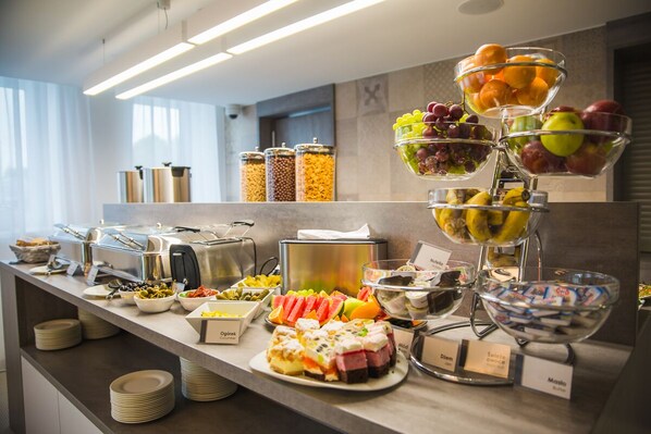 Free daily buffet breakfast - Centrum Konferencyjne Quattro (Szczecinek)