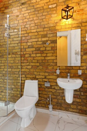 Ducha, artículos de tocador gratuitos, secador de pelo, pantuflas