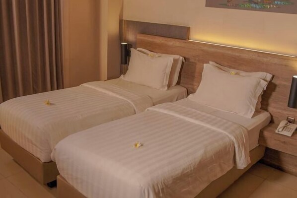In-room safe, desk, iron/ironing board (on request), WiFi (free) - De Baghraf by Amithya (Sumenep)