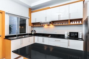 Køleskab, mikrobølgeovn, ovn, kogeplade