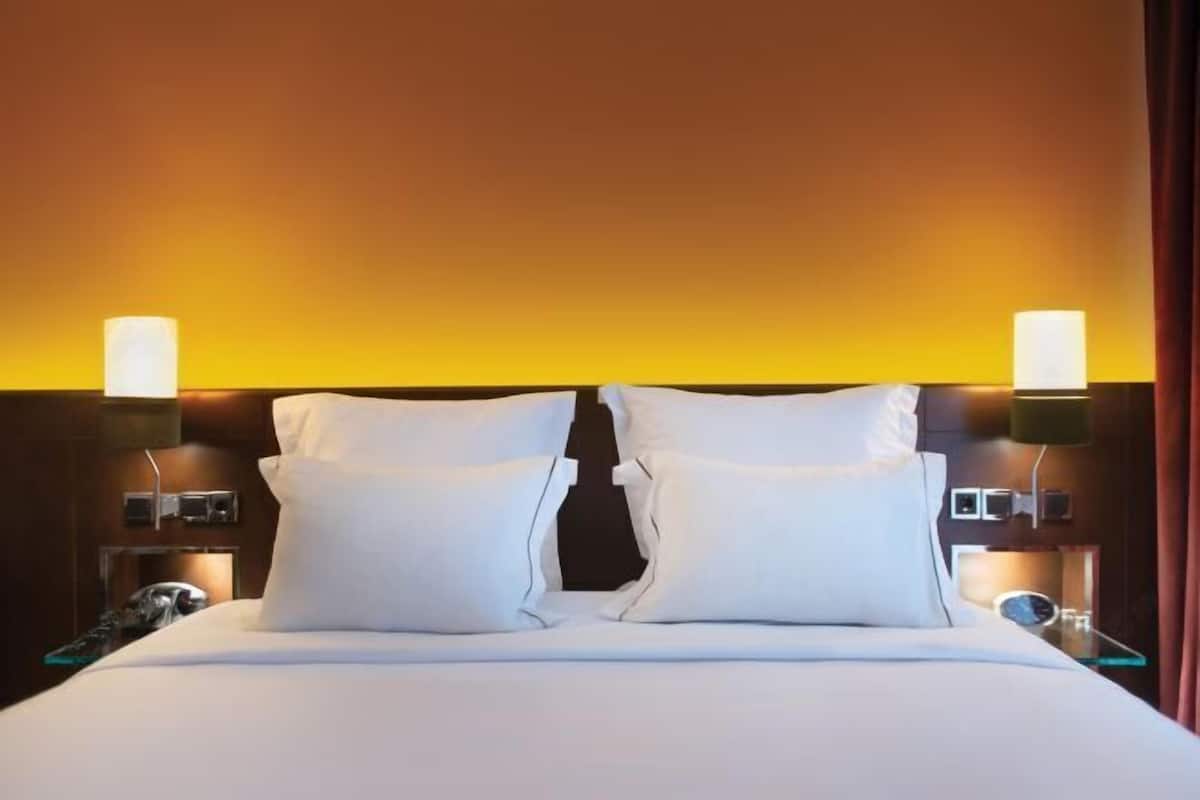 Minibar, desk, soundproofing, free WiFi