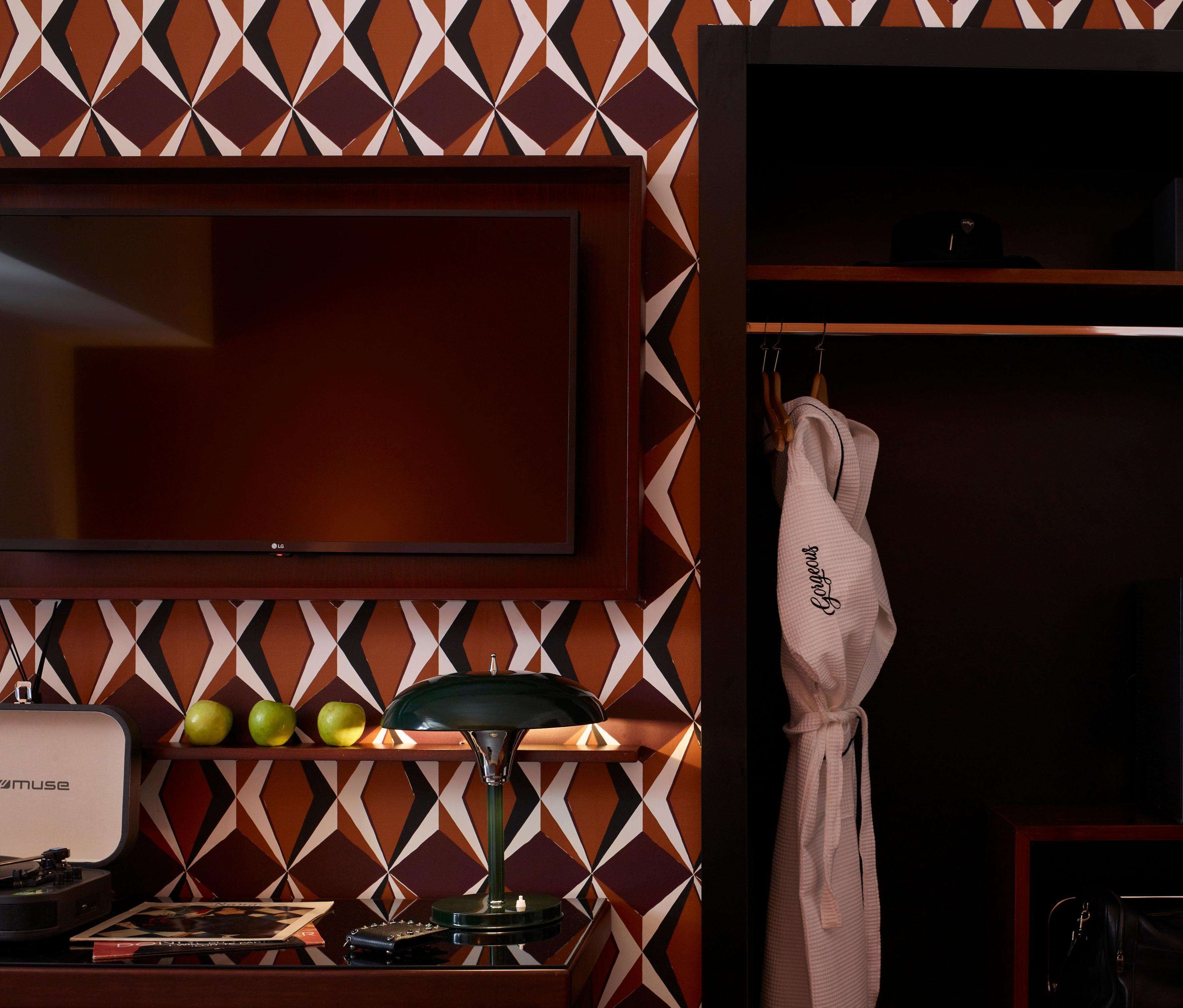 presidential king suite | minibar, desk, soundproofing, free wifi