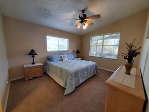 2 bedrooms, free WiFi, bed sheets - FEBRUARY DEAL! Cheap, Nicest home on the water. Weeki Wachee River, 80 boat rent (Weeki Wachee)