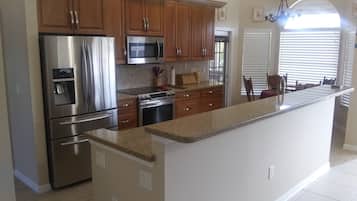 Geladeira, micro-ondas, fogão, cooktop