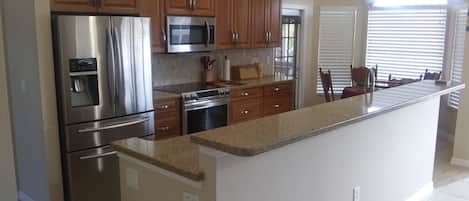 ثلاجة، ميكروويف، فرن، موقد طهي مسطح