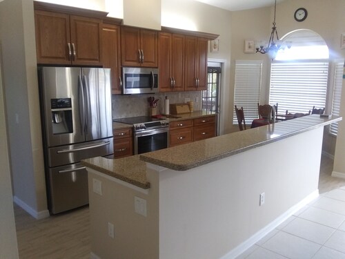 FEBRUARY DEAL! Cheap, Nicest home on the water. Weeki Wachee River, 80 boat rent