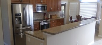 FEBRUARY DEAL! Cheap, Nicest home on the water. Weeki Wachee River, 80 boat rent