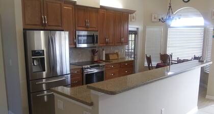 FEBRUARY DEAL! Cheap, Nicest home on the water. Weeki Wachee River, 80 boat rent