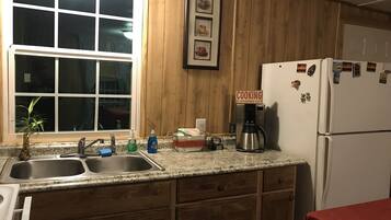 Micro-ondes, cafetiÚre/bouilloire, grille-pain, épices