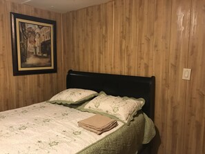 2 bedrooms, WiFi, bed sheets - Blue moon Quaint cabins the woods (Willis)