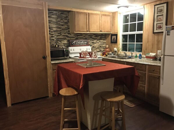 Mikroaaltouuni, kahvin-/teenkeitin, leivänpaahdin, mausteet