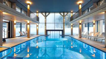 2 hồ bơi trong nhà, hồ bơi ngoài trời, dù/ô trên bãi biển/hồ bơi