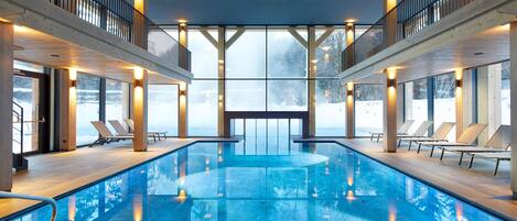 2 Innenpools, Außenpool, Sonnenschirme, Liegestühle