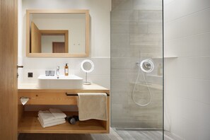 Ducha, secador de pelo, batas, bidet