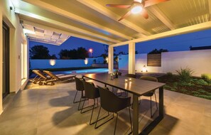 Outdoor dining - Luxurious home in Betina (Betina)