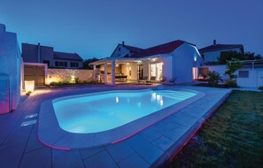 A heated pool - Luxurious home in Betina (Betina)