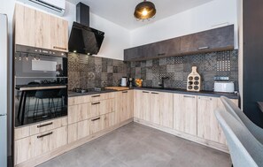 Fridge, stovetop, dishwasher, coffee/tea maker