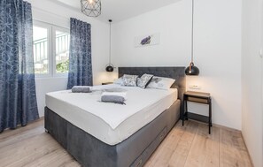 2 bedrooms, travel crib, free WiFi, bed sheets