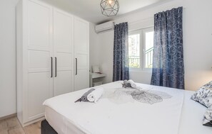 2 bedrooms, travel cot, free WiFi, bed sheets - Luxurious home in Betina (Betina)