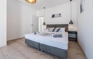 2 bedrooms, travel cot, free WiFi, bed sheets - Luxurious home in Betina (Betina)