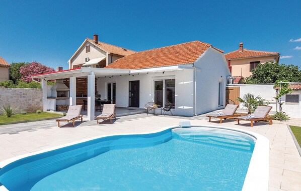 A heated pool - Luxurious home in Betina (Betina)