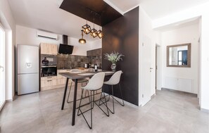 Fridge, microwave, stovetop, dishwasher - Luxurious home in Betina (Betina)